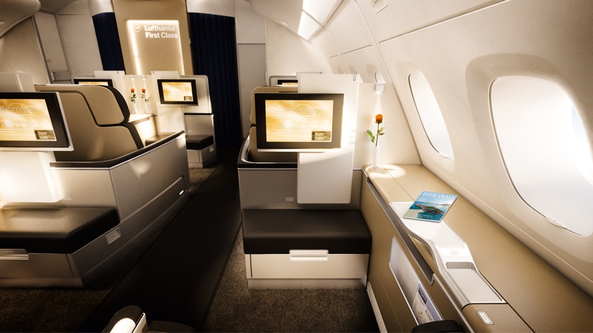 Hideaways-Magazine liegen in der ersten Klasse eines Flugzeuges aus