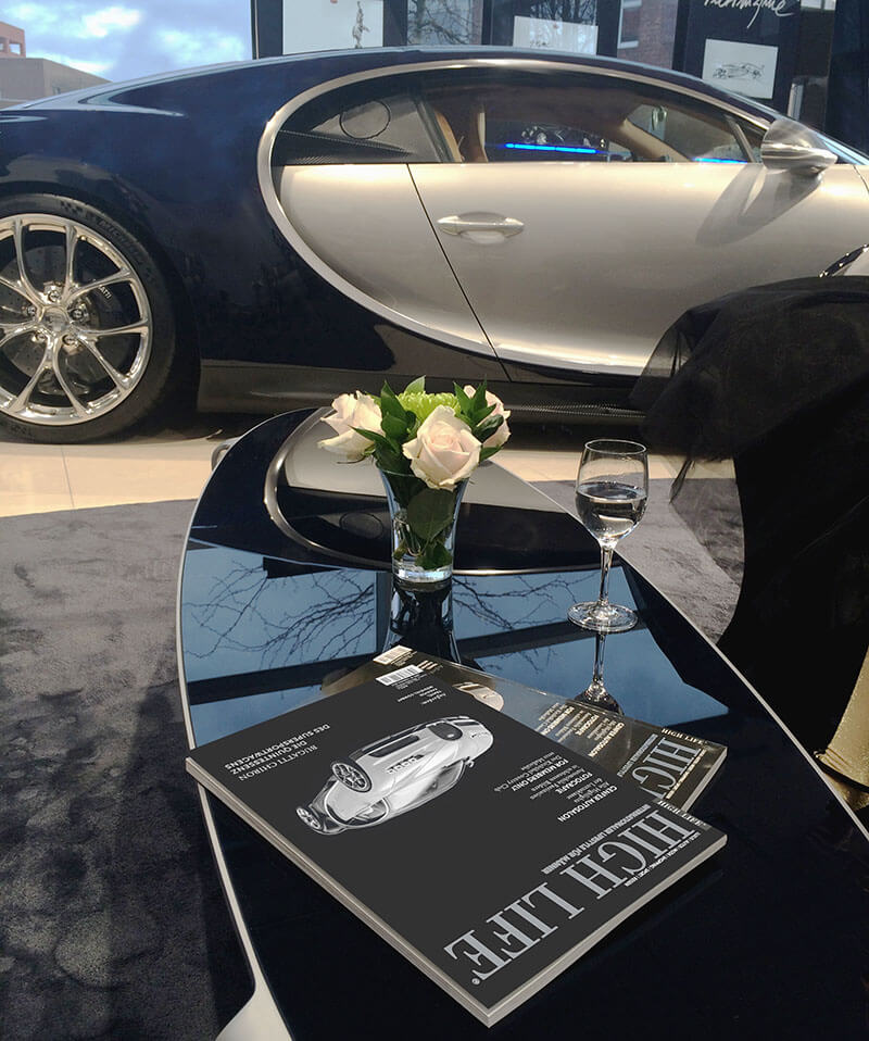 High Life-Magazine vor einem Bugatti Chiron Luxus-Auto