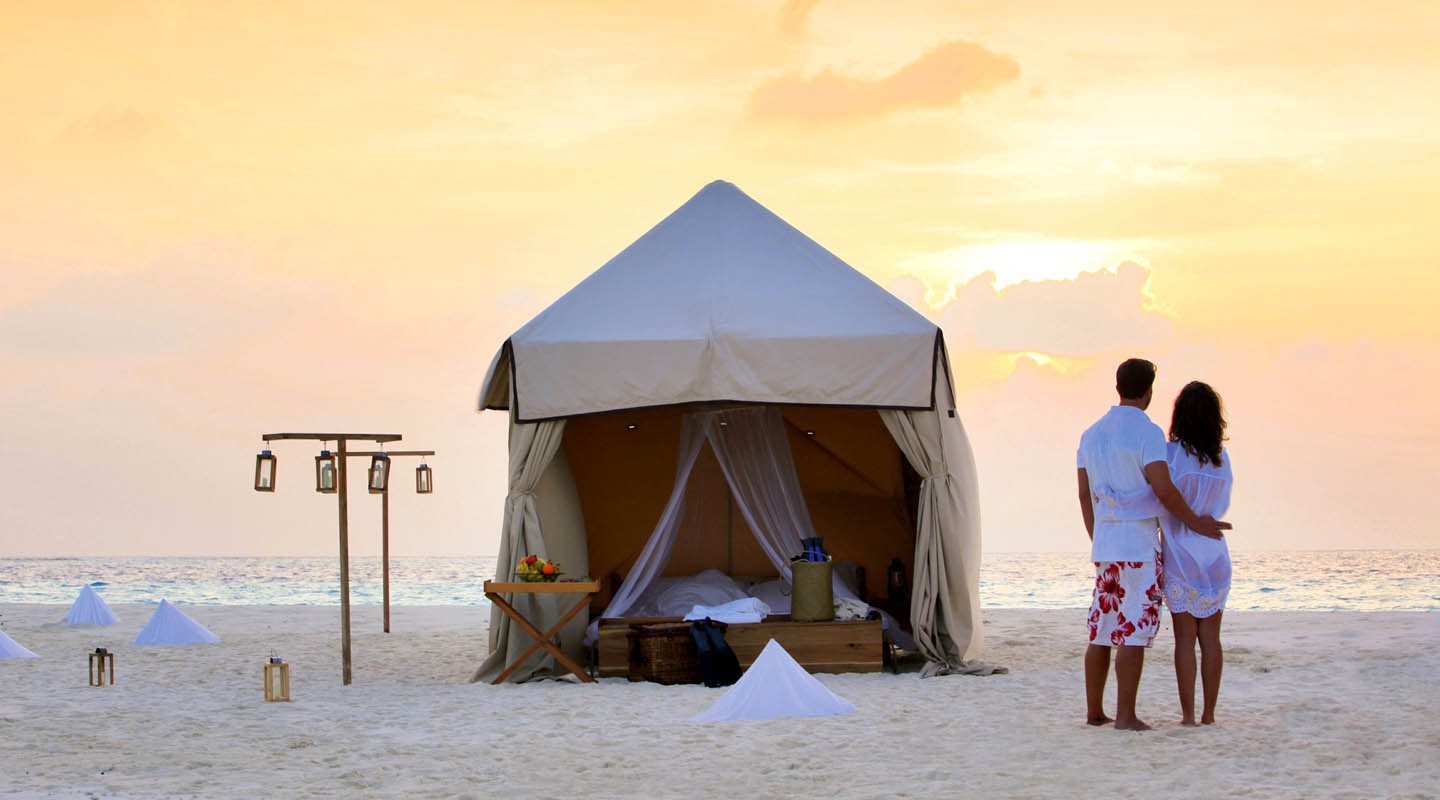Zelt am Strand im Morgengrauen